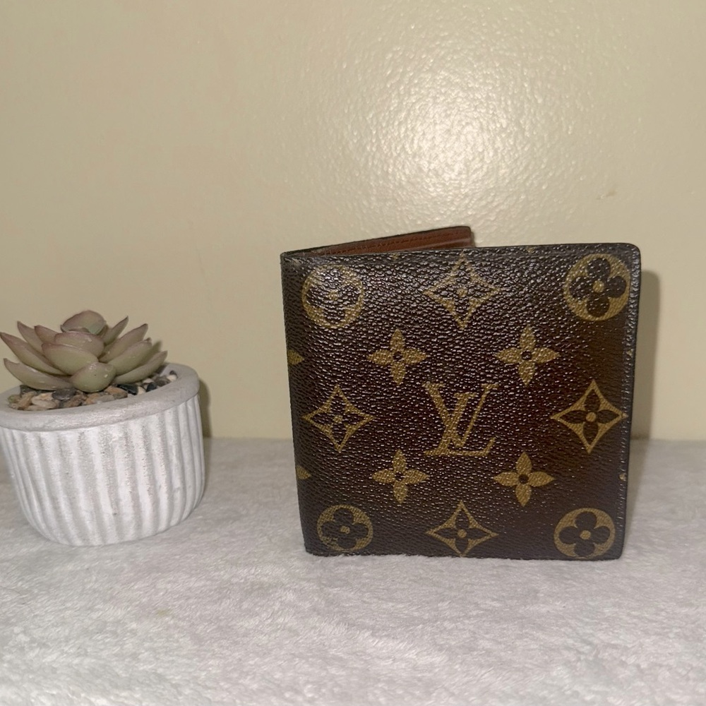 LOUIS VUITTON Monogram Bi-Fold Wallet w/COA